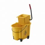 Εικόνα από Καρότσι για σφουγγάρισμα με πρέσσα 33 λίτρων Trust - Εργονομικός σχεδιασμός που μειώνει το πιτσίλισμα για καθαρότερα δάπεδα και βελτιωμένη παραγωγικότητα. - Κατασκευασμένο από χάλυβα & χυτευμένο πλαστικό για μεγάλη αντοχή και σκληρότητα. - Υψηλής απόδοσης σφιγκτήρας σφουγγαρίστρας με 18% λιγότερη δύναμη και εξαιρετική αντοχή και διάρκεια. - Τροχοί 7.5cm πλαστικοί που δεν αφήνουν στίγματα μετά το σφουγκάρισμα.